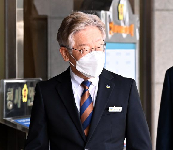 더불어민주당 대선 주자인 이재명 경기지사가 5일 오전 경기도 수원시 경기도의회에서 열린 제355회 임시회 제1차 본회의에 출석하기 위해 이동하고 있다. 뉴시스