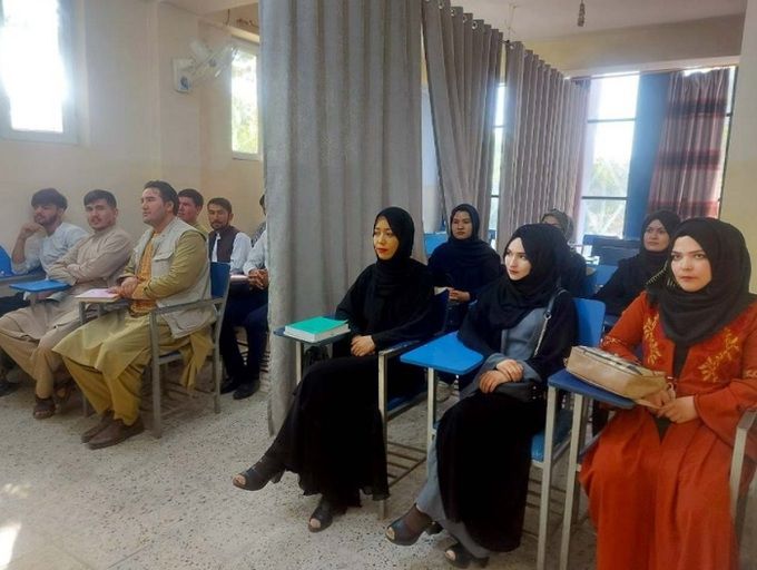 지난달 아프가니스탄 수도 카불의 아비센나대학에서 남녀 학생 구분을 위해 강의실 한가운데 커튼을 친 채 수업이 진행되고 있다. 세계일보 자료사진