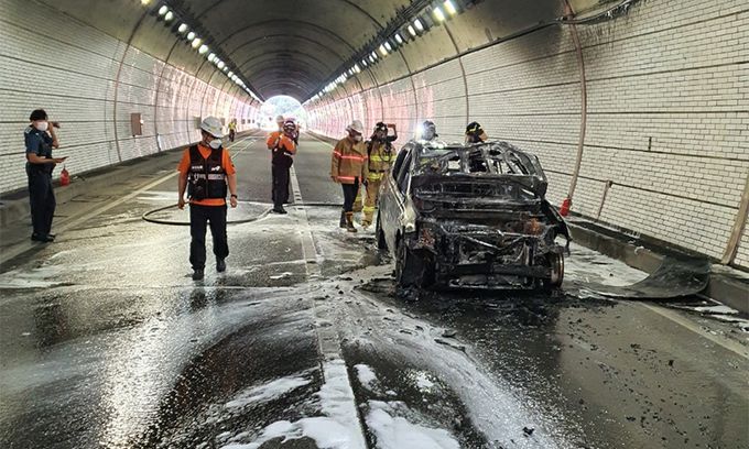 출동한 소방대원이 차량화재를 진압하는 모습. 부산경찰청 제공