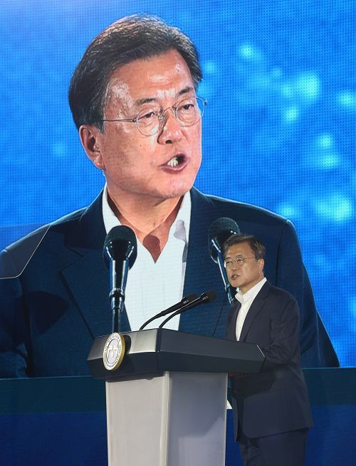 문재인 대통령이 7일 인천광역시 서구 현대모비스 수소연료전지공장 투자 예정지에서 열린 ‘수소경제 성과 및 수소 선도국가 비전보고회’에서 발언하고 있다. 인천=연합뉴스