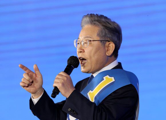 이재명 경기도지사가 10일 결선투표 없이 더불어민주당 제20대 대통령선거 최종 후보로 공식 확정됐다. 사진은 이 지사가 이날 오후 서울 송파구 올림픽공원 SK올림픽핸드볼경기장에서 열린 서울 합동연설회에서 정견발표를 하는 모습. 국회사진기자단