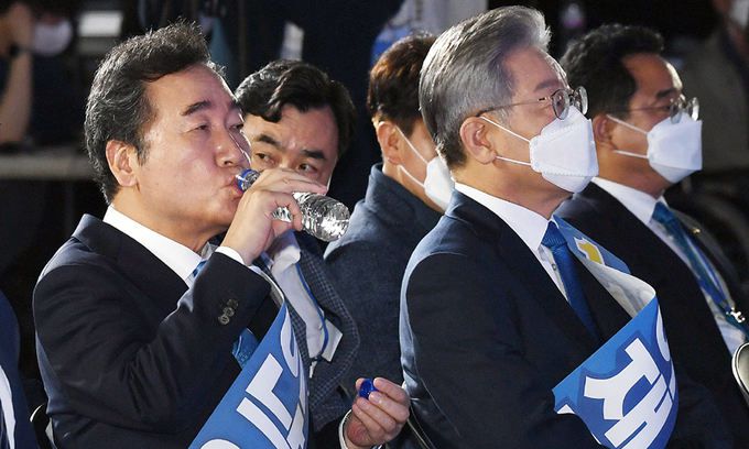 이재명(오른쪽) 더불어민주당 대선 후보와 이낙연 전 대표가 10일 서울 송파구 올림픽공원 SK올림픽핸드볼경기장에서 열린 민주당 서울지역 순회경선 합동연설회에서 정견 발표 순서를 기다리고 있다. 남정탁 기자