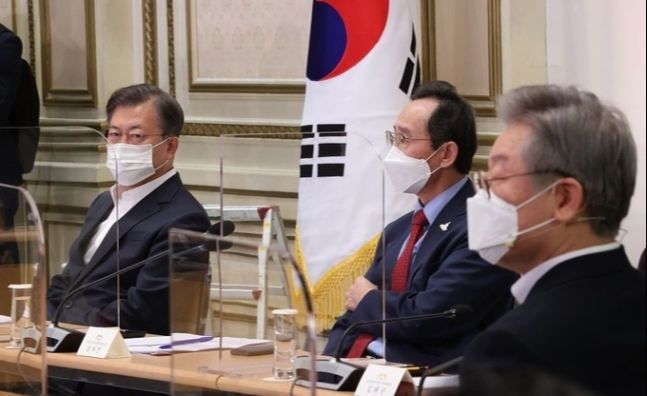 지난해 10월13일, 문재인 대통령과 이재명 경기도지사(사진 맨 오른쪽)가 청와대에서 열린 ‘제2차 한국판 뉴딜 전략회의’에 참석하고 있다. 연합뉴스