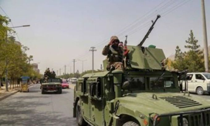 아프가니스탄에서 순찰 활동을 벌이고 있는 탈레반. 연합뉴스