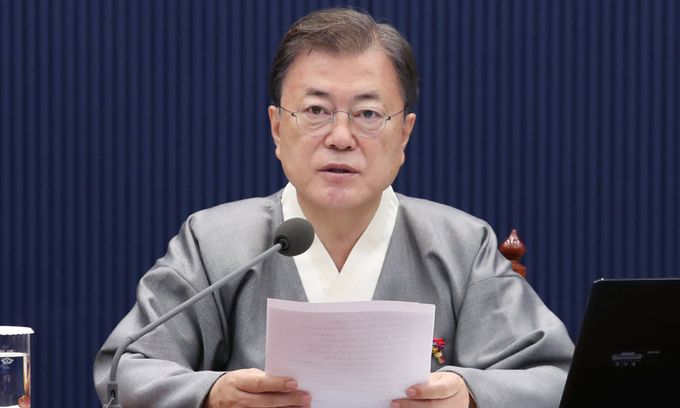 문재인 대통령이 12일 청와대 여민관 영상회의실에서 열린 국무회의에서 가을 한복문화주간을 맞아 한복을 입고 발언을 하고 있다. 뉴시스