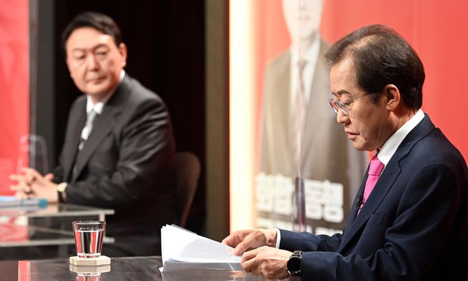 국민의힘 윤석열 대선 경선 후보(왼쪽)가 11일 광주 서구 KBS 광주방송총국에서 호남권 합동토론회를 앞두고 홍준표 후보를 바라보고 있다. 광주=사진공동취재단