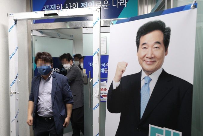 13일 오전 서울 여의도 국회 앞 이낙연 전 더불어민주당 대표의 선거 캠프 회의실에서 실무진 회의를 마친 관계자들이 밖으로 나오고 있다.     국회사진기자단