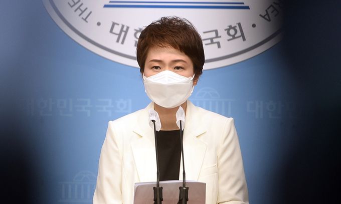 이언주 전 미래통합당 의원이 13일 서울 여의도 국회 소통관에서 국민의힘 홍준표 대선 경선 후보 캠프에 공동선대위원장으로 합류한다는 내용의 기자회견을 하고 있다. 국회사진기자단