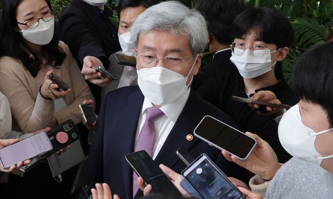 한 발 물러선 총량규제 고승범 금융위원회 위원장이 14일 오전 서울 여의도 금융투자협회에서 열린 투자자 교육 플랫폼 ‘알투플러스’ 오픈 기념회에 참석한 뒤 가진 취재진의 질문에 답하고 있다. 연합뉴스