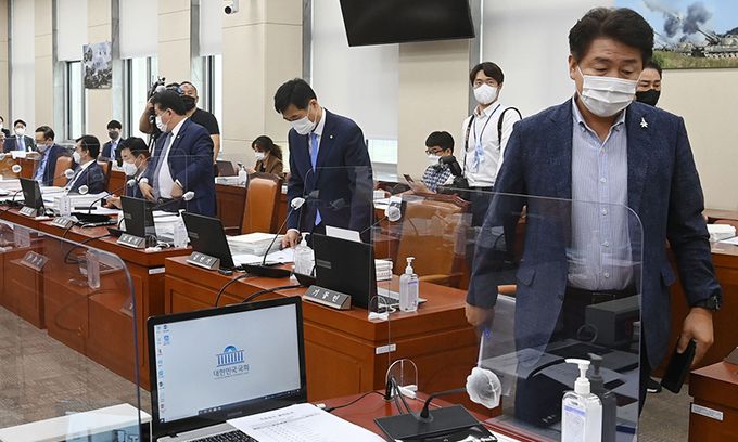 15일 서울 여의도 국회에서 열린 국방위원회의 5·18민주화운동 진상규명 조사위, 병무청 등의 국정감사에서 여당 간사인 기동민(오른쪽) 의원과 더불어민주당 의원들이 국감장을 나가고 있다. 이날 오전 국정감사는 국민의힘 소속 의원들의 피켓 부착과 관련해 파행됐다. 뉴스1