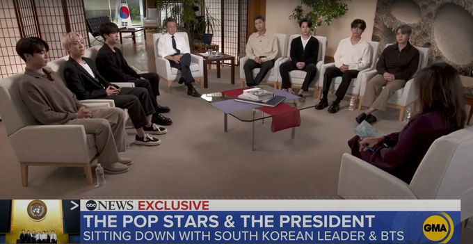 지난달 24일(현지시각) 오전 미국 ABC방송 ‘굿모닝 아메리카’에 출연한 문재인 대통령과 방탄소년단. 뉴스1