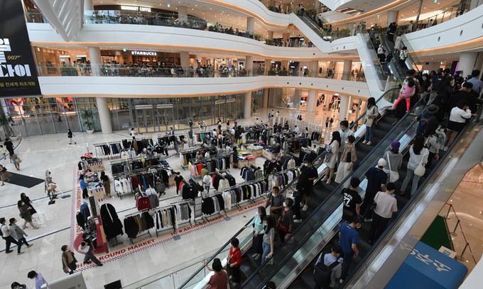 지난달 26일 서울 시내 한 대형 쇼핑몰이 인파로 붐비고 있다. 남제현 선임기자