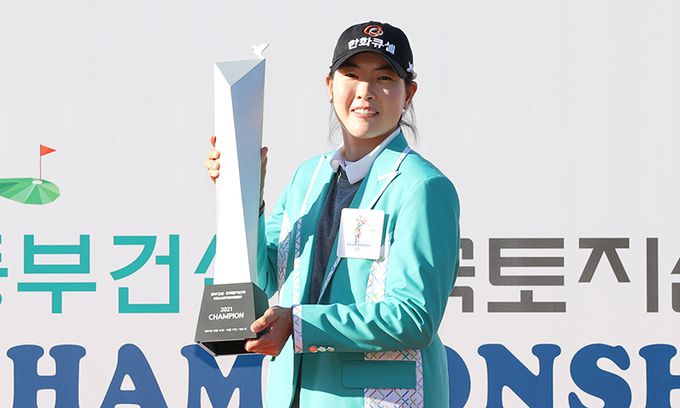 이정민이 17일 전북 익산의 익산 컨트리클럽에서 열린 KLPGA투어 동부건설 한국토지신탁 챔피언십에서 우승한 뒤 트로피를 들고 밝은 표정을 짓고 있다. KLPGA 제공
