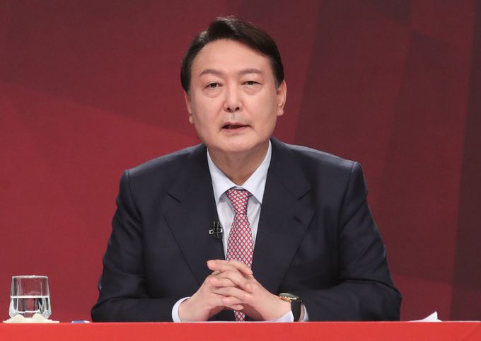 국민의힘 윤석열 대선 경선 후보가 18일 오후 부산MBC에서 제4차 TV 토론을 하고 있다. 공동취재단