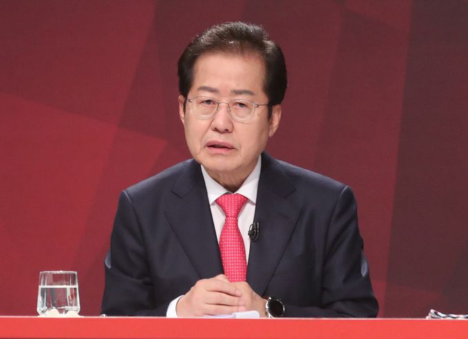 홍준표 국민의힘 대통령선거 경선 후보가 18일 오후 부산 수영구 부산MBC에서 열린 부산·울산·경남 합동토론회에 참석해 리허설을 하고 있다. 공동취재단