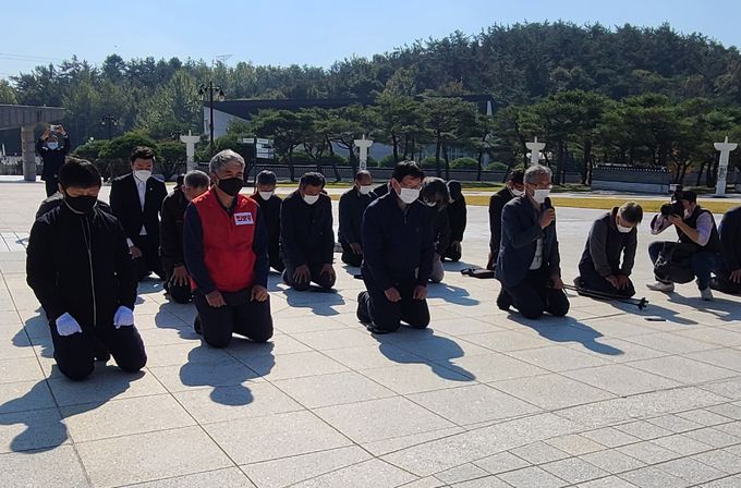 25일 오전 광주 북구 국립 5·18 민주묘지에서 전두환적폐청산경남운동본부 등 시민단체 관계자들이 참배하고 있다. 이들은 전두환 국립묘지 안장 반대 및 일해공원 명칭 변경 등을 추진하고 있다. 광주=연합뉴스