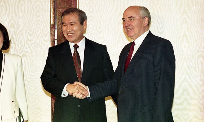 방한중인 고르바초프 전 소련대통령과 노태우 전대통령이 반갑게 악수를 나누고 있다. 연합뉴스