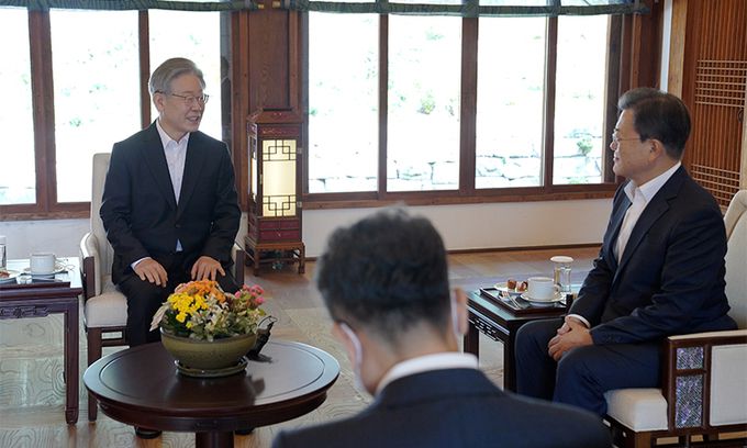 문재인 대통령이 26일 청와대 상춘재에서 더불어민주당 이재명 대선후보와 차담하고 있다. 연합뉴스