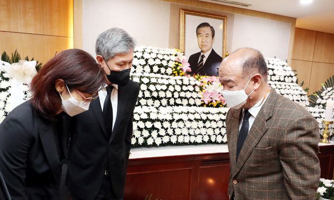 노태우 빈소 찾은 광주 시민군 상황실장 5·18 광주민주화운동 당시 시민군 상황실장이었던 박남선씨(오른쪽)가 27일 서울 종로구 서울대병원 장례식장에서 노태우 전 대통령 조문을 마친 뒤 유족인 노소영 아트센터 나비 관장(왼쪽) 그리고 노재헌 동아시아문화센터 이사장과 인사하고 있다.   사진공동취재단