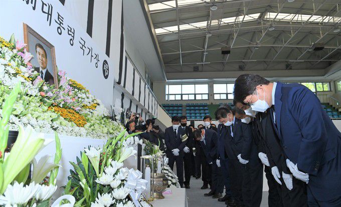 권영진 대구시장이 27일 두류공원 안병근 올림픽기념 유도관에 차려진 분향소를 찾아 조문하고 있다. 대구시 제공