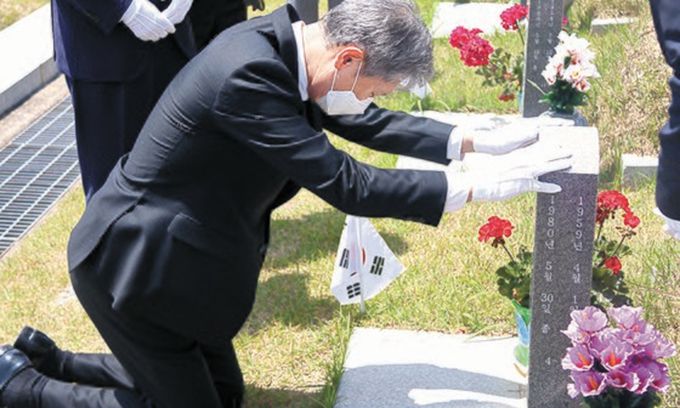 2020년 5월 29일 오전 광주 북구 국립 5·18민주묘지에서 노태우 전 대통령의 장남 재헌 씨가 묘소를 참배하고 있다. 국립 5·18민주묘지 제공=연합뉴스