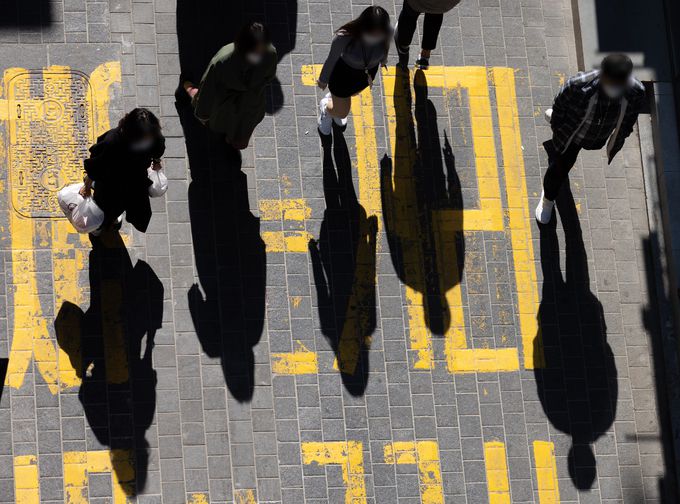 28일 오전 서울 중구 명동거리에서 직장인들이 점심식사를 위해 발걸음을 옮기고 있다.    뉴스1