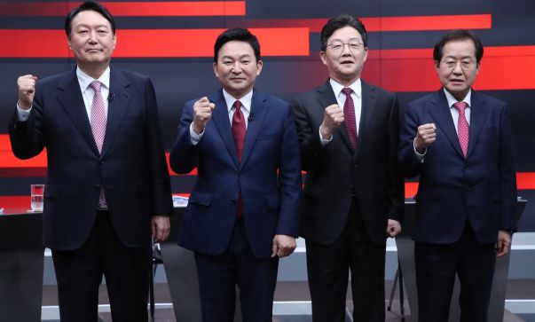 국민의힘 대선 경선 후보들이 지난 27일 오후 강원 춘천시 동면 G1(강원민방)에서 열린 강원 합동토론회에 참석해 기념촬영을 하고 있다. 왼쪽부터 윤석열, 원희룡, 유승민, 홍준표 후보. 국민의힘 제공