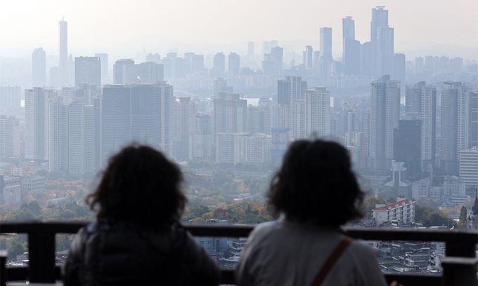 정부가 대출 규제 강화로 '돈줄 옥죄기'를 본격화하면서 주택시장의 매수심리가 급격히 얼어붙고 있다. 사진은 1일 서울 남산에서 바라 본 서울 시내 아파트 모습. 연합뉴스