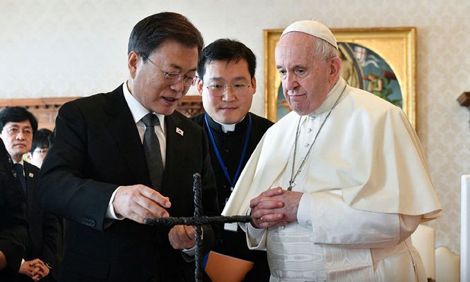 문재인 대통령이 지난달 29일 프란치스코 교황에게 DMZ 철조망 십자가를 선물하고 있다. 문 대통령은 "한반도 평화를 위한 강렬한 열망의 기도를 담아 만들었다"며 십자가의 의미를 직접 설명하고 있다. 교황청 제공