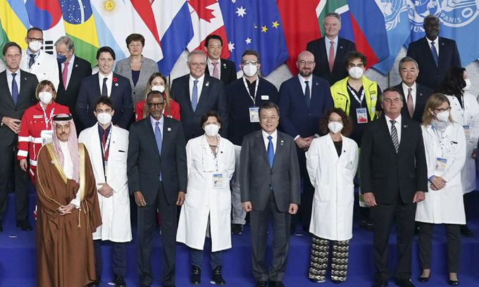 문재인 대통령이 지난 30일 이탈리아 로마 누볼라 컨벤션 센터에서 열린 주요 20개국(G20) 정상회의 공식 환영식에서 각국 정상 및 현지 의료진과 기념촬영을 하고 있다. 연합뉴스