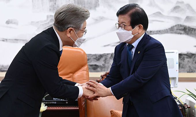 박병석 국회의장이 1일 여의도 국회의장실을 방문한 더불어민주당 이재명 대선후보와 인사하고 있다. 연합뉴스