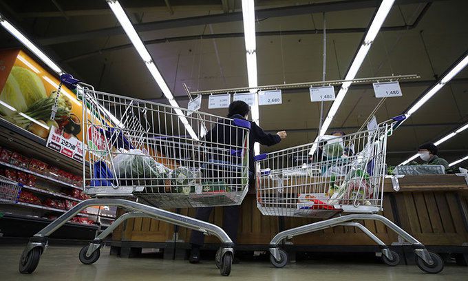 서울의 한 대형마트에서 시민들이 장을 보고 있다. 연합뉴스