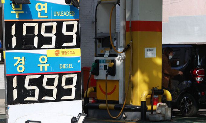 2일 서울시내 한 알뜰주유소에 유종별 가격이 표시돼 있다. 연합뉴스