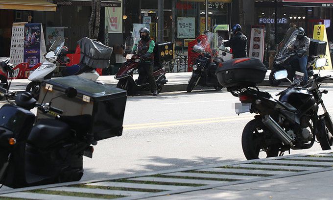 서울 종로구의 한 도로에 배달 오토바이들이 대기하고 있다. 연합뉴스