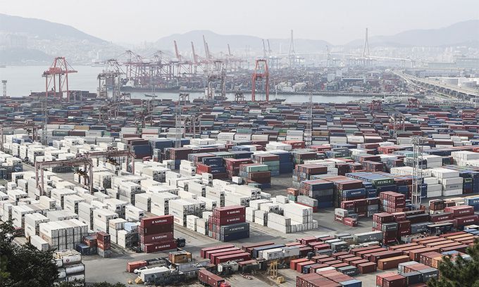 지난 1일 부산항 신선대부두에 수출입 컨테이너가 가득 쌓여 있다. 연합뉴스