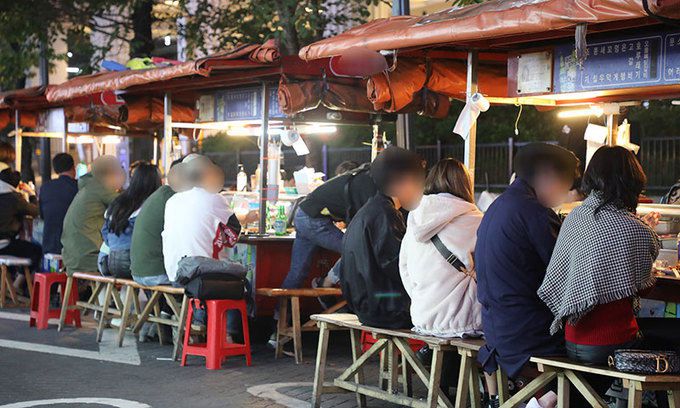 부산진구 서면 일대의 한 포장마차 거리에 손님들이 술을 마시고 있다. 뉴스1