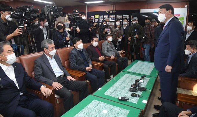 윤석열 국민의힘 대선 경선 후보가 3일 서울 중구 남대문시장에서 열린 상인연합회 간담회에서 발언하고 있다.