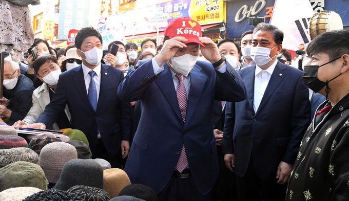 윤석열 국민의힘 대선 경선 후보가 3일 서울 중구 남대문시장에서 모자를 구입하기 위해 써보고 있다.