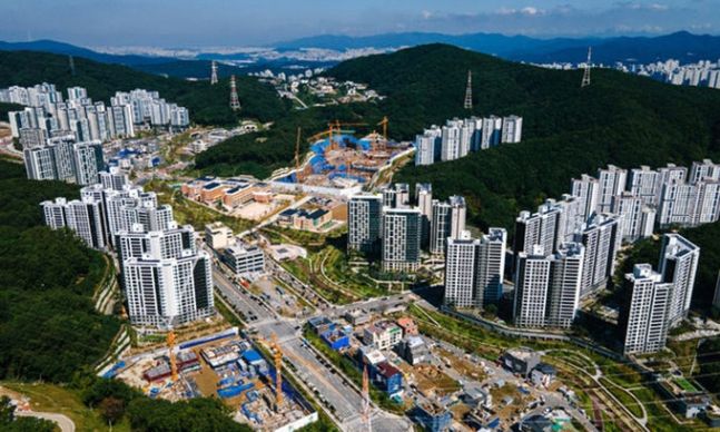 경기 성남시 분당구 대장동 개발사업 현장에서 지난9월30일 아파트 건설 공사가 진행되고 있다. 성남=하상윤 기자