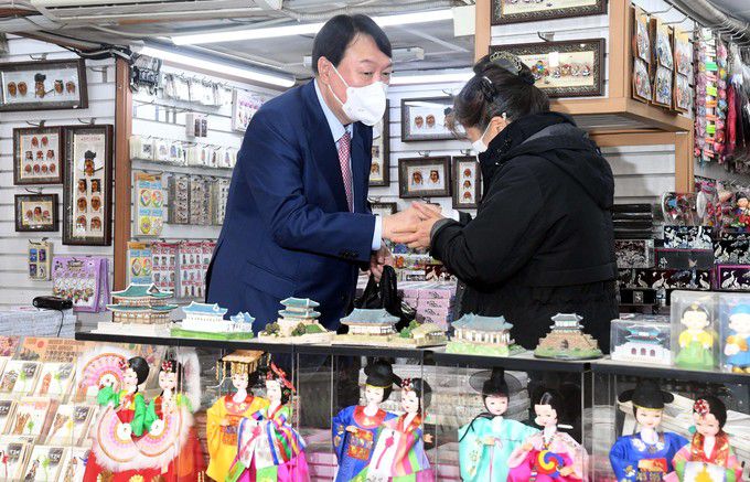 윤석열 국민의힘 대선 경선 후보가 3일 서울 중구 남대문시장을 방문해 상인과 인사를 나누고 있다.