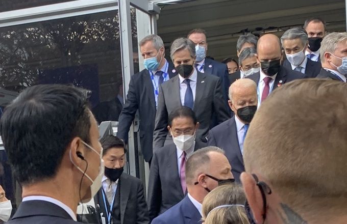 기시다 후미오 일본 신임 총리(가운데 안경과 흰마스크 착용) 와 조 바이든 미국 대통령(가운데 검은 마스크)이 2일(현지시간) 영국 글래스고에서 열린 제26차 기후변화협약 당사국총회(COP26)에서 주요 7개국(G7) 회의장으로 함께 이동하고 있다. 글래스고=뉴시스