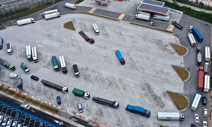 요소수 찾아… 고속도로 주유소 화물차 행렬 요소수 품귀 현상으로 물류대란 우려가 커지는 가운데 4일 경기 평택의 한 고속도로 휴게소 주유소에 트럭들이 요소수를 넣기 위해 길게 줄지어 있다. 평택=연합뉴스