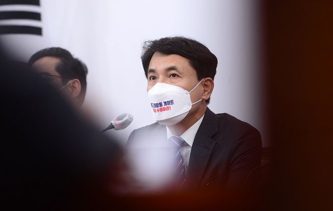 김진태 전 국민의힘 의원이 지난 3일 국회에서 열린 ‘이재명 비리 국민검증특별위원회’ 임명장 수여식 및 회의에서 발언을 하고 있다. 연합뉴스