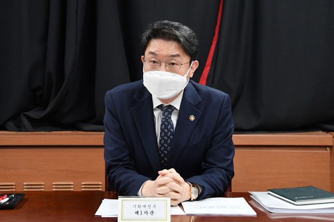 이억원 기획재정부 차관이 8일 서울 광화문 정부서울청사에서 열린 '요소수 수급 관련 범부처 합동 대응회의'를 주재하고 있다. 기획재정부 제공
