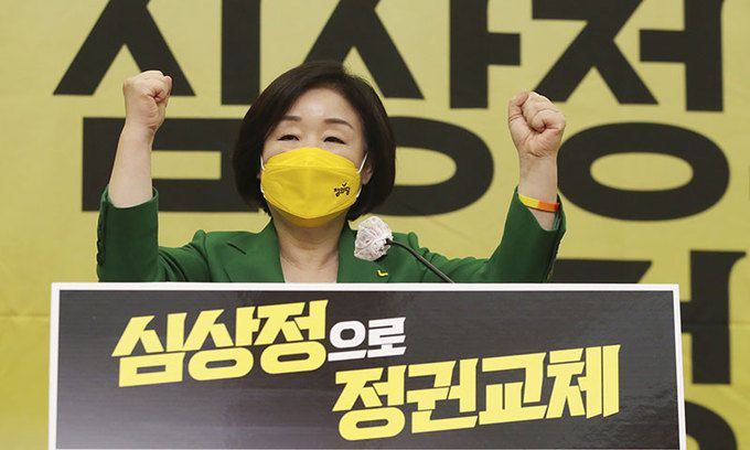 정의당 심상정 대선 후보가 8일 국회에서 열린 당 선거대책위원회 발족식에서 주먹을 들어 올리고 있다. 서상배 선임기자