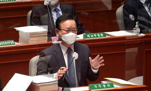 김부겸 국무총리가 8일 오전 서울 여의도 국회에서 열린 예산결산특별위원회 종합정책질의에서 의원들의 질의에 답하고 있다. 뉴스1