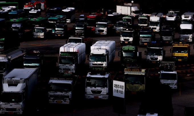 서울 양천구 서부트럭터미널에 화물차가 주차돼 있다. 연합뉴스