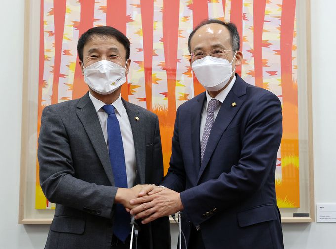 한병도 더불어민주당 원내수석부대표와 추경호 국민의힘 원내수석부대표가 9일 오후 서울 여의도 국회에서 열린 회동에서 정치개혁특별위원회 구성과 관련한 합의문에 서명한 후 악수를 나누고 있다. 뉴스1