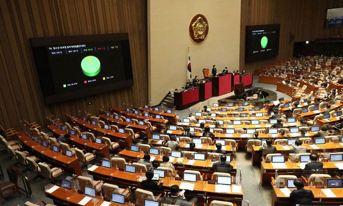 11일 국회에서 열린 본회의에서 청소년 보호법 일부개정법률안(대안)이 가결되고 있다. 뉴스1