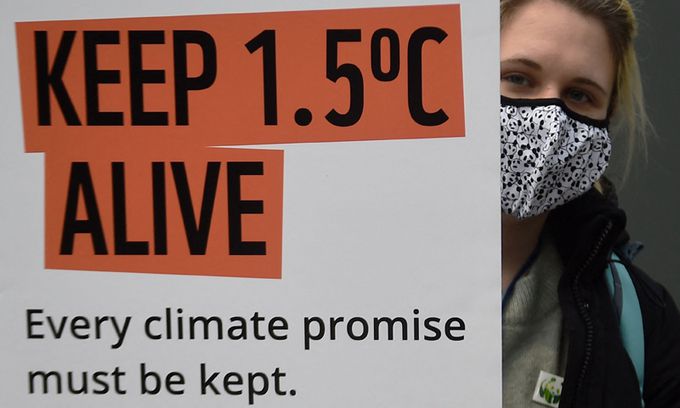 한 환경 운동가가 지난 12일(현지시간) 글래스고에서 열린 COP26 유엔 기후 변화 회의에서 항의하면서 플래카드를 들고 있다. 글래스고=AFP연합뉴스